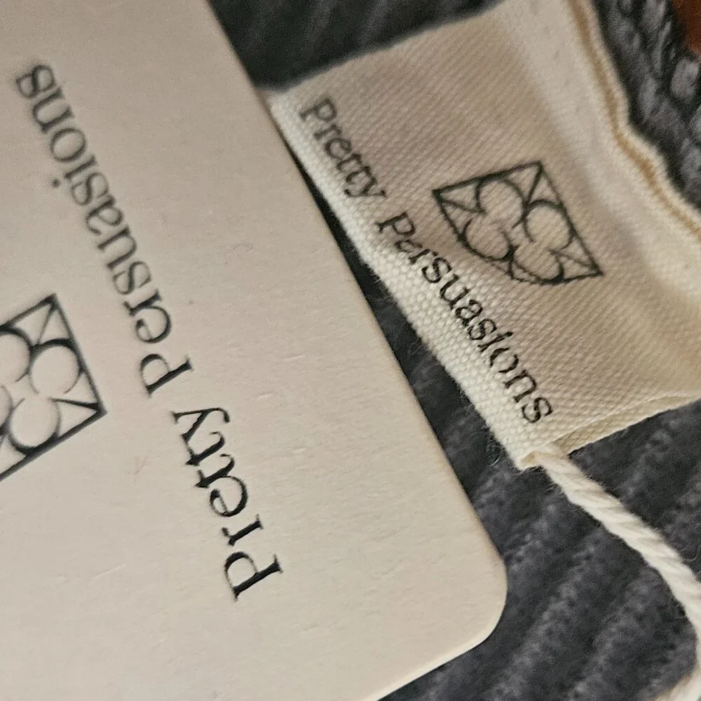 NWT Pretty Persuasions Reversible Gray Star Print Ripple Effect Scarf